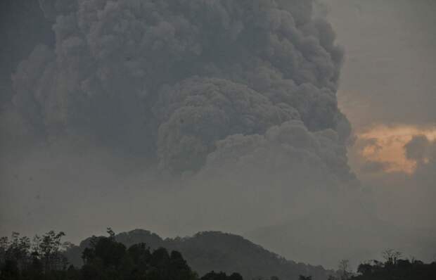 Вулкан Синабунг в Индонезии