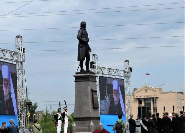 Памятник державину в великом новгороде фото Гавриилу Державину воздвигли в Великом Новгороде памятник. Но были и проблемы - 