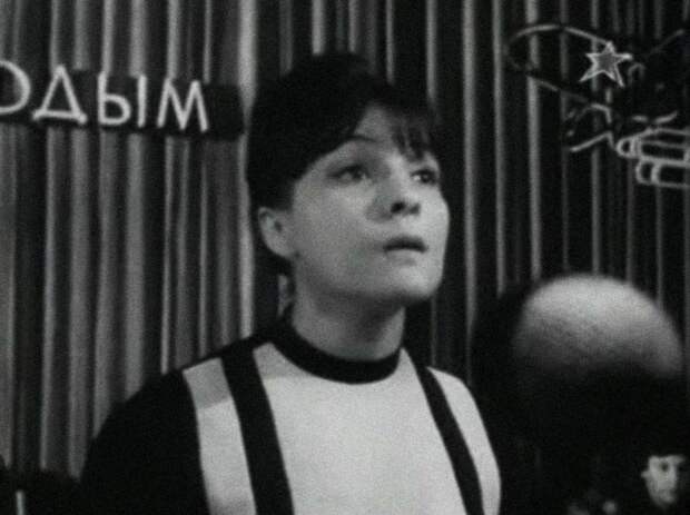 Кадр из фильма «Застава Ильича». Режиссер Марлен Хуциев. Стихи читает Белла Ахмадулина Кадр из фильма «Застава Ильича». Режиссер Марлен Хуциев. Стихи читает Белла Ахмадулина