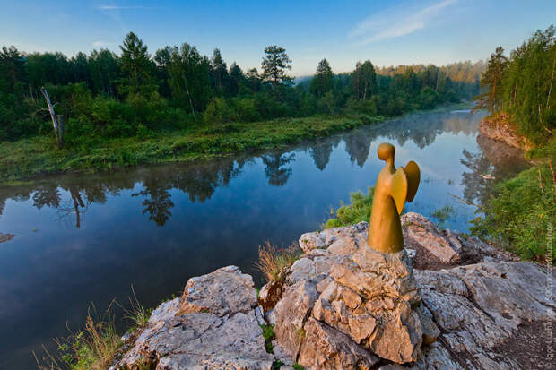 Первая скульптура, установленная в России, по замыслу шведской художницы Лены Эдвалл. Считается, что фигуры Ангелов, установленные в разных частях света, обнимут планету, защитят ее от страха, отчаяния, катастроф. красивые  места, отдых, природа, скалы, урал