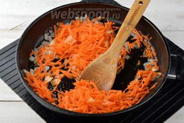 Добавить очищенную и натёртую на крупной тёрке 1 морковь. Готовить, помешивая, 3-4 минуты.