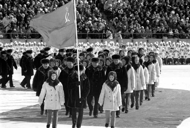 В чем выступали российские атлеты за всю историю современных Олимпийских игр