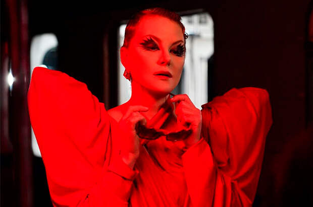 Дочь Ренаты Литвиновой Ульяна Добровская представила свою дебютную коллекцию одежды (для московского метро)