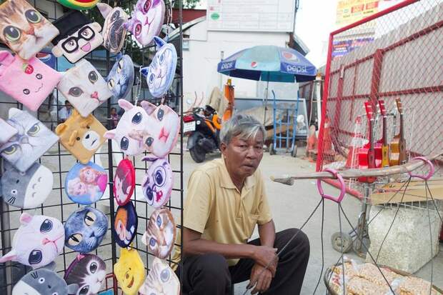 Бангкокский инженер делает броские снимки-карикатуры о жизни своего города