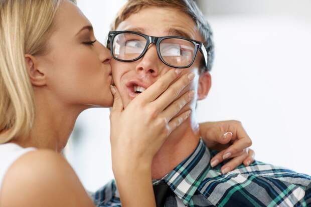 девушка целует парня