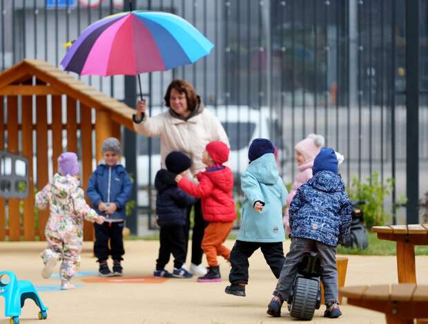 Путин: продление работы детсадов поможет женщинам раньше выходить из декрета