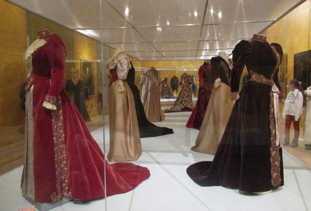 Ослепление золотым шитьем: Выставка платьев императриц из Эрмитажа приехала в Москву