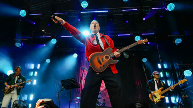 «Рамок побольше»: лидер «Братьев Грим» о современной молодежи