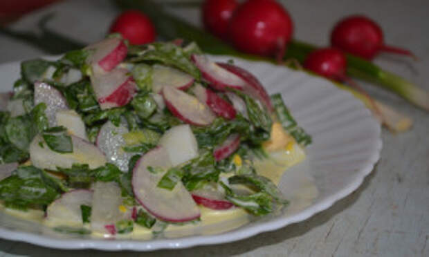 Салат с редисом, яйцом и зеленью
