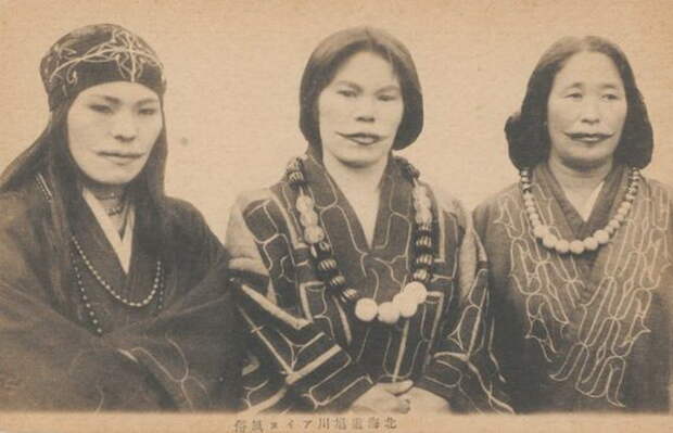 Татуировка-улыбка у представительниц народности айну Татуировка-улыбка у представительниц народности айну