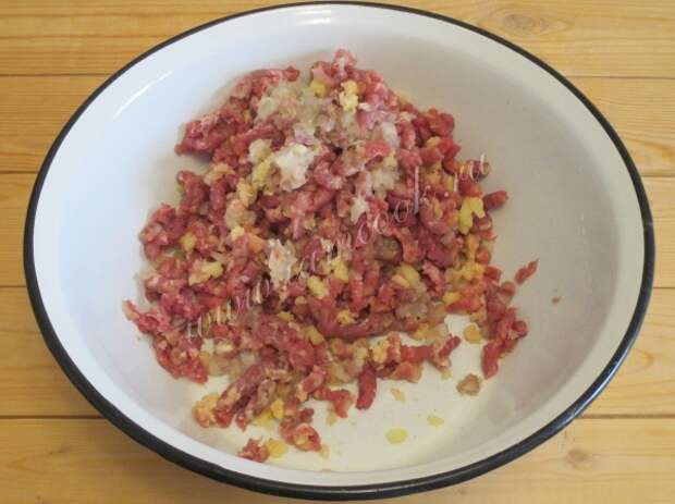 Перемалываем ингредиенты для начинки в мясорубке