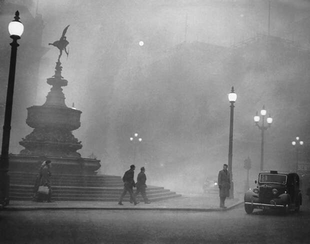 Piccadilly Circus, 6 December 1952