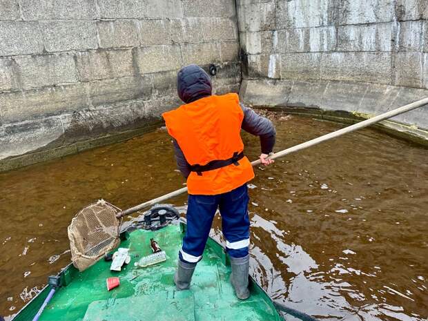 В Петербурге специалисты преступили к отчистке дна Дудергофского канала
