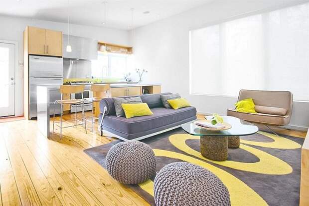 Идеальный вариант интерьера гостиной в которой деревянный пол контрастно сочетается с желтыми акцентами.
