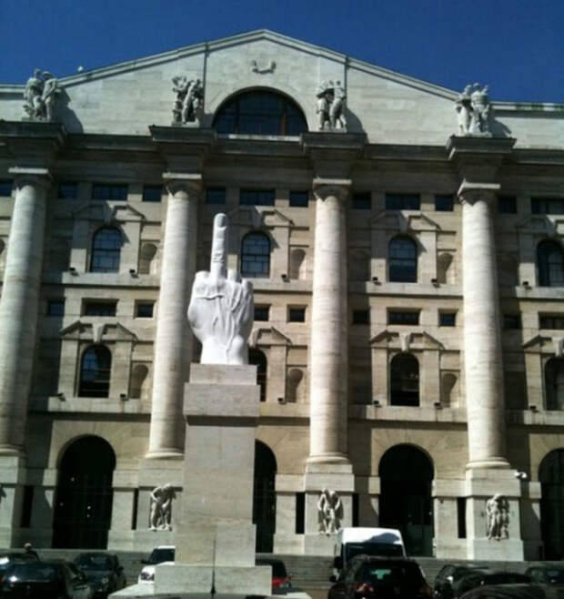 Кулак с поднятым средним пальцем, Милан памятники, скульптуры, факты