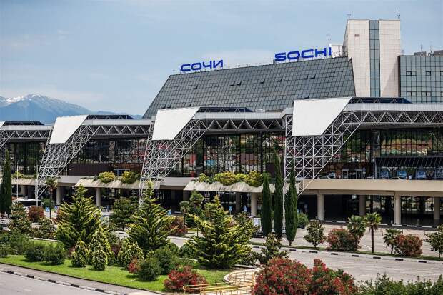Сотни пассажиров застряли в аэропорту Сочи из-за массовой задержки рейсов