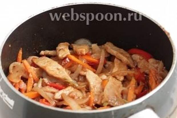 Как только овощи «поженятся» с мясом, можно вливать соус, который был приготовлен ранее. Остаётся ещё подержать всё вместе на огне, в течение 3 минут и блюдо готово.