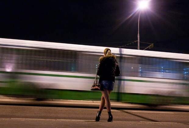 Решила по молодости подзаработать денег побыстрому, встала у вокзала, жду