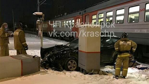 Проклятое место: машина превратилась в груду металла после столкновения с поездом под Красноярском