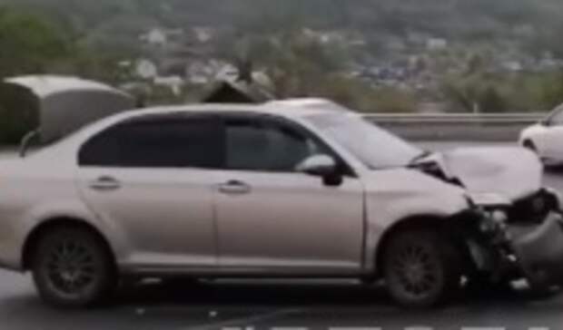 Есть пострадавшие: жёсткая авария произошла на горной трассе в Приморье — кадры
