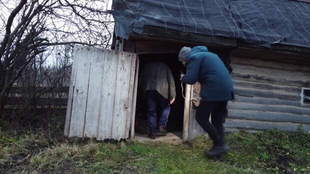Это огромная, заброшенная деревня Мордовии. Здесь остались сотни брошенных домов и на десятки километров ни одной живой души. Люди покинули это место совсем недавно и масштаб просто потрясает.-41-3