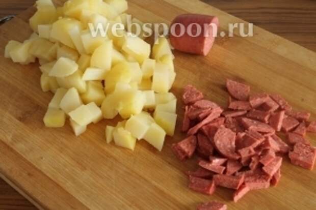 Картошку и колбасу нарежем на кубики.