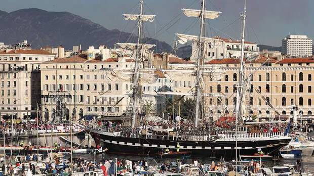 Олимпийский огонь прибыл из Греции в Марсель на борту парусника Belem