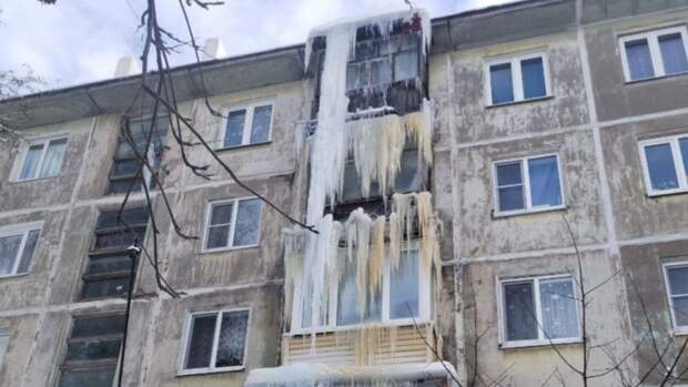 Туляки поделились кадрами больших сосулек на крыше дома на улице Металлургов