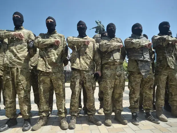 Боевики "Азова"* смакуют тему, как будут выходить в одежде Красного Креста