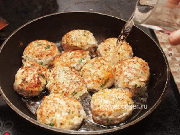 Рубленные котлеты из куриного филе с сыром Kotlety zalivayutsya vodoj 300x225 Рубленные котлеты из куриного филе с сыром