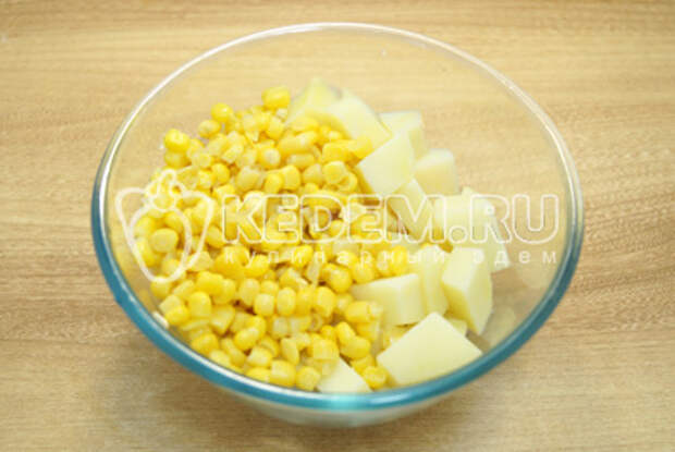 Картофель нарезать кубиками и смешать в миске с кукурузой.