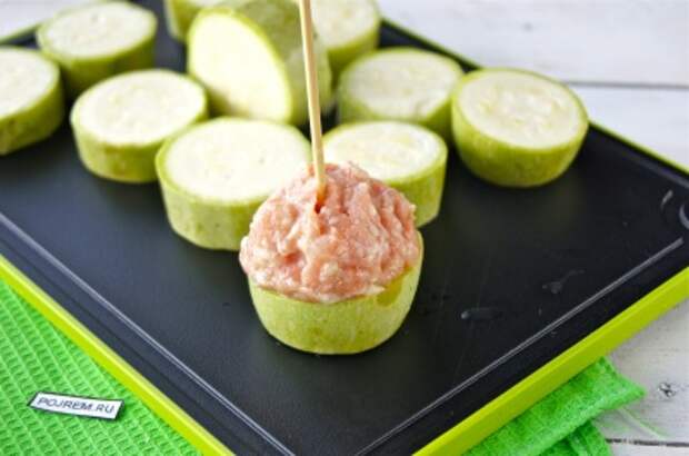 зубчик соль перец по вкусу. паштет домашний ~ 500г. песто с чили. перец в перечнице. салат куриный с грибами.