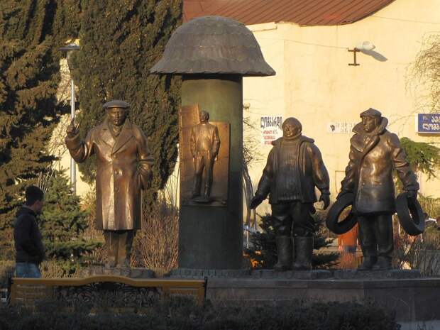 55 Памятник персонажам фильма «Мимино» в Тбилиси