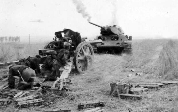 Немецкие артиллеристы около подбитого т 34