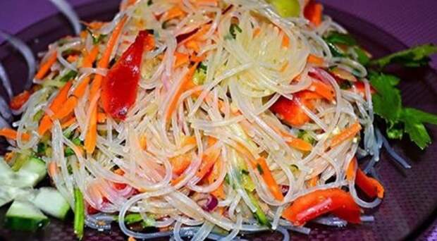 Яркий, легкий и очень вкусный салат можно приготовить из лапши фунчоза с овощами.