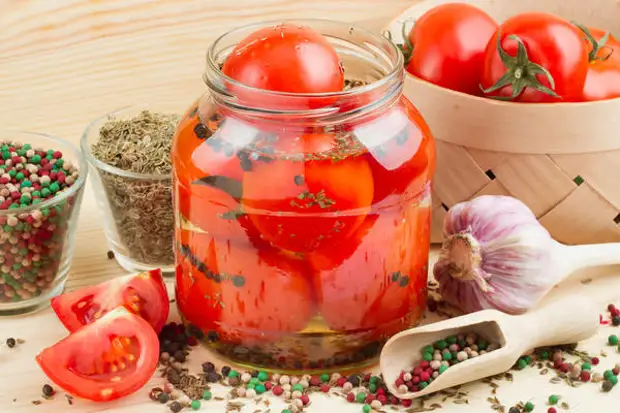 Как приготовить вкусные малосольные помидоры - Лайфхакер