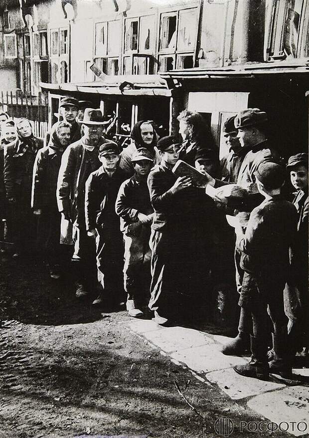 1945. Советские воины раздают хлеб немецкому населению