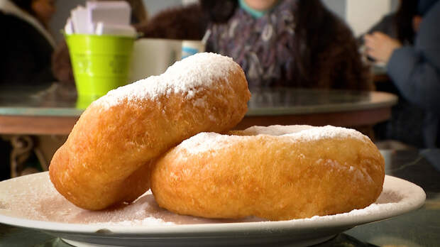 Сладкая битва Москвы и Петербурга: что вкуснее — пышки или пончики?