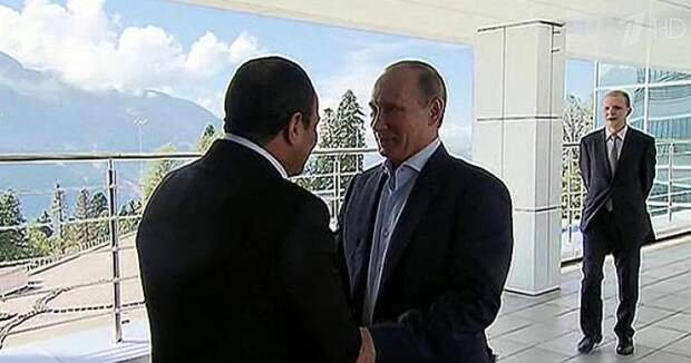 Путин пожимает руку президенту Египта