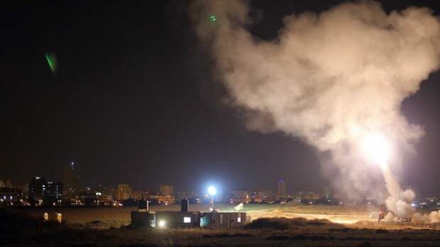 Сильный пожар начался в израильском порту после ракетного удара ХАМАС