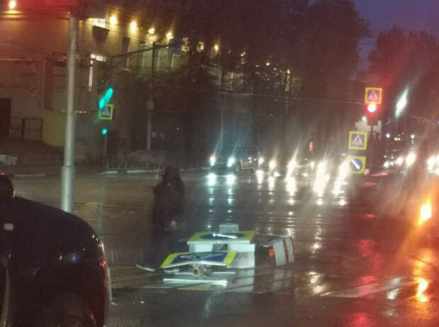 В центре Рязани снесли столб на пешеходном переходе