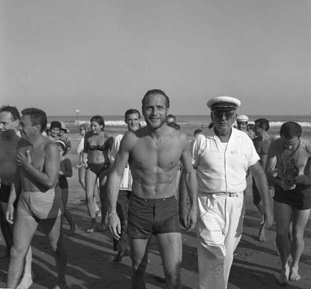 Пол Ньюман на берегу Лидо в Венеции, Италия, 1963 год звезды, знаменитости, лето, пляж, прошлое, ретро, фотография