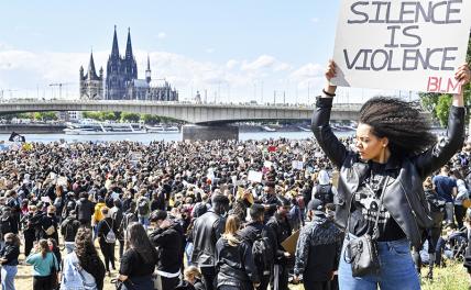 На фото: акции против расовой дискриминации и полицеского насилия в Германии после смерти в США афроамериканца Джорджа Флойда
