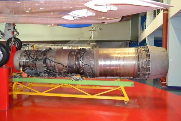 Турбореактивный двигатель SNECMA M.53 самолета «Мираж» 2000 двухконтурный с форсажной камерой. Как и другие ТРДДФ самолетов IV поколения, он имеет хорошую экономичность на дозвуковых крейсерских режимах, быстро выходит на максимальные обороты и отличается повышенной устойчивостью по помпажу и зуду для надежной работы на маневре, при резкой смене высоты и скорости полета. Двигатель М.53 опытной серии имел аналоговую электронно-гидромеханическую систему регулирования