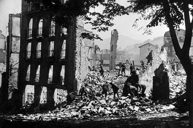 Герника после бомбардировки, 1937 г.