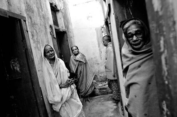 Белые вдовы в Индии приравниваются к прокажённым.