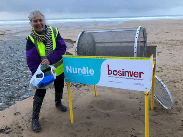 70-летняя женщина очистила 52 пляжа за год