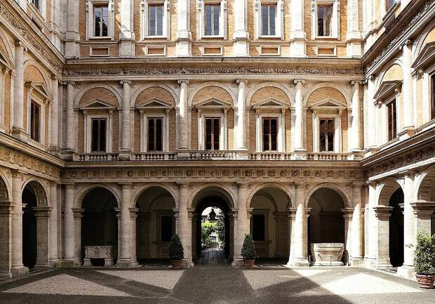 Внутренний двор Палаццо Фарнезе, который уже более 100 является посольской резиденцией Франции. | Фото: italy4.me.