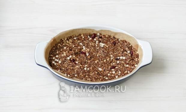 Выложить смесь в форму