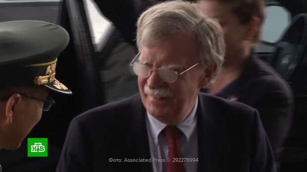 Власти США хотят помешать Болтону получить деньги за книгу